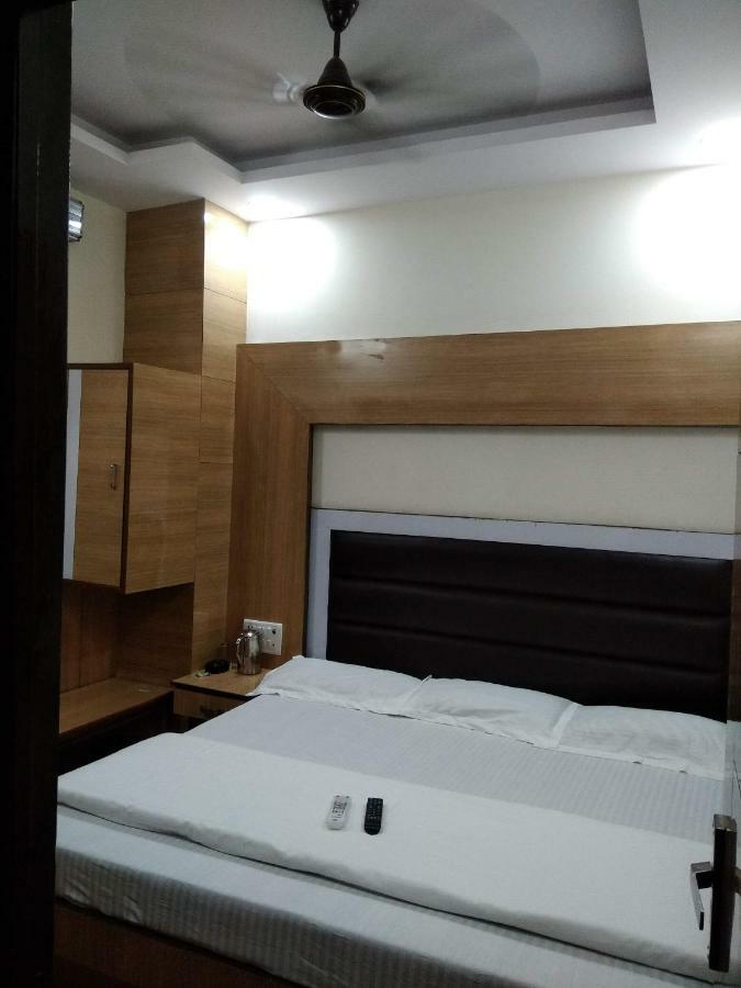 Silver Palace Hotel New Delhi Exterior foto